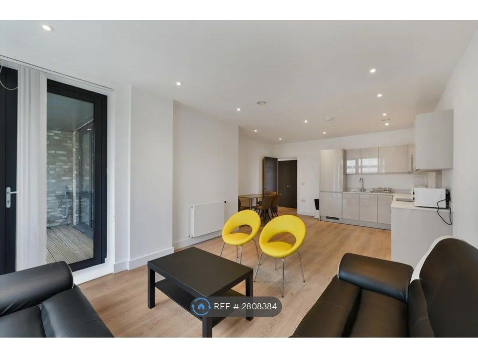 Property photo 3 of 18 Living Room