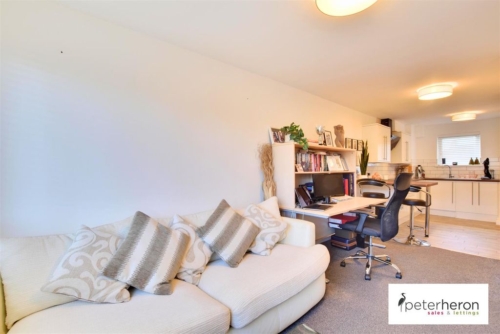 Property photo 3 of 12 Lounge
