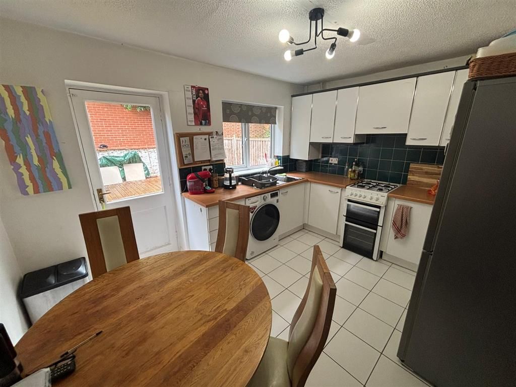 Property photo 3 of 7 Kitchen