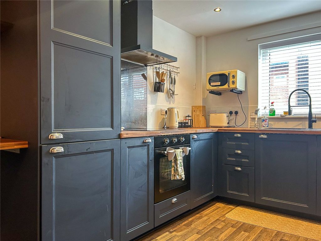 Property photo 3 of 21 Kitchen