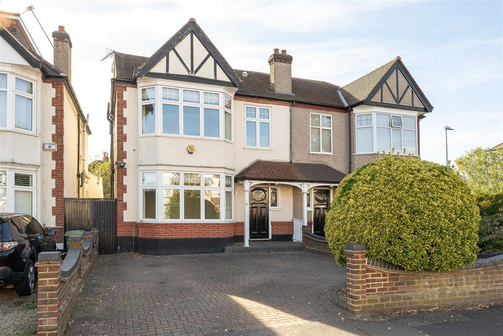 Property photo 1 of 39 Seagry Road, E11