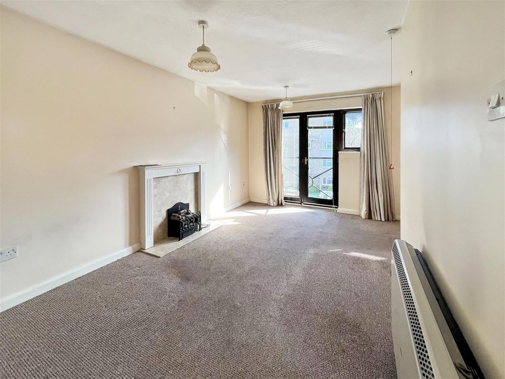 Property photo 2 of 13 Living/Dining Room