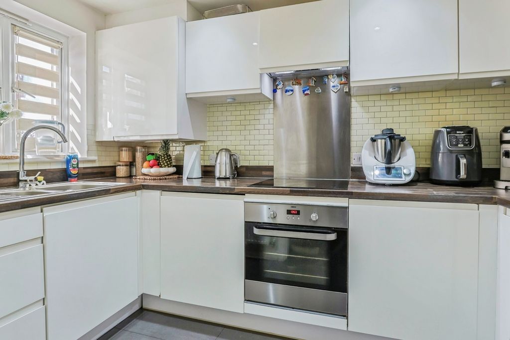 Property photo 3 of 18 Kitchen