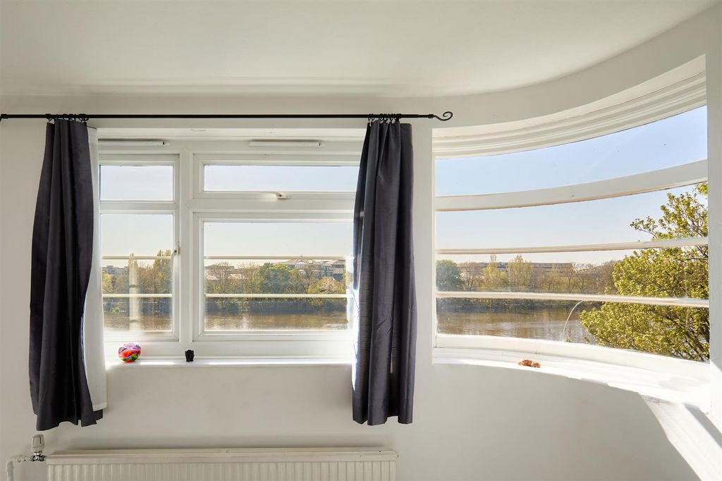 Property photo 3 of 35