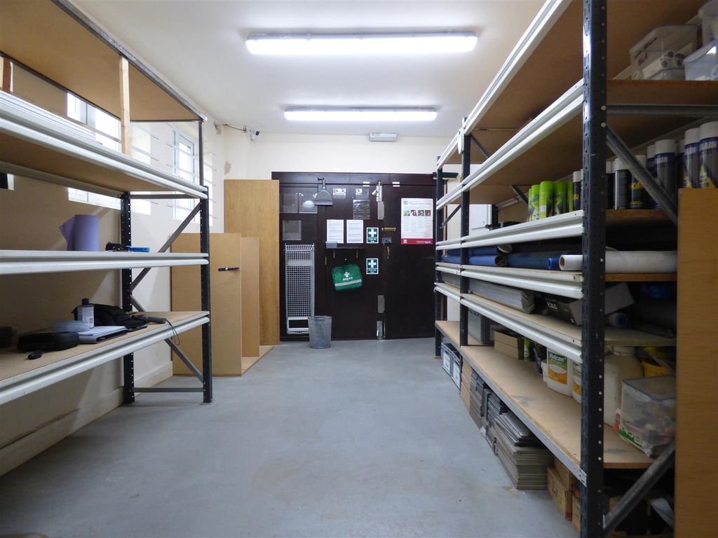 Property photo 2 of 8 Workshop / Store