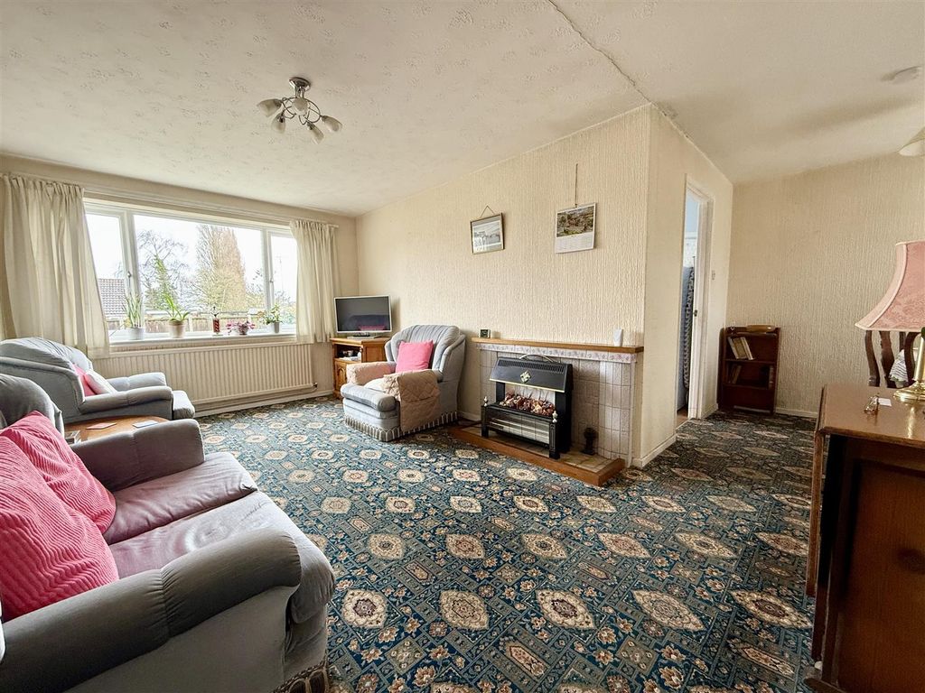 Property photo 3 of 14 Lounge