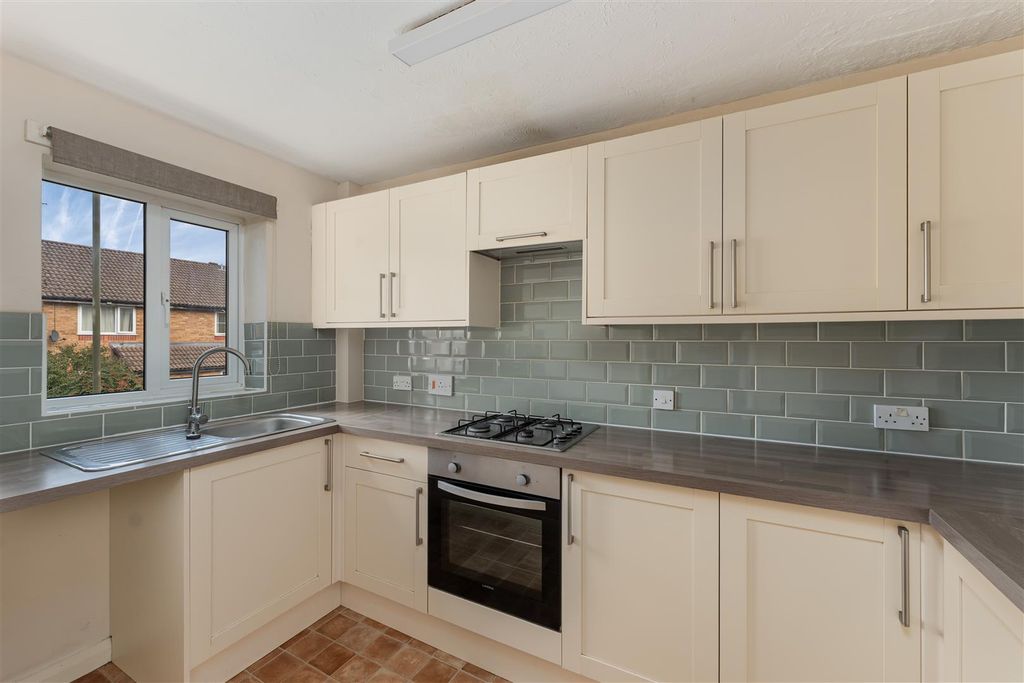 Property photo 3 of 11 17 Frensham Close, Banbury-5.Jpg
