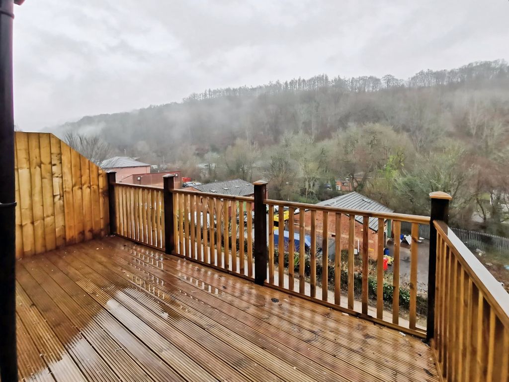 Property photo 3 of 11 Decking