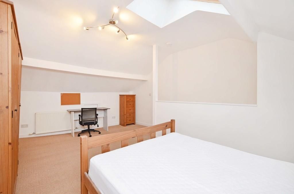 Property photo 3 of 11 Bright And Spacious Master Bedroom Featuring A Dou...
