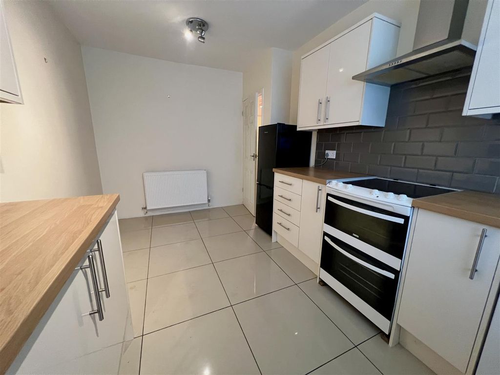 Property photo 3 of 9 Kitchen