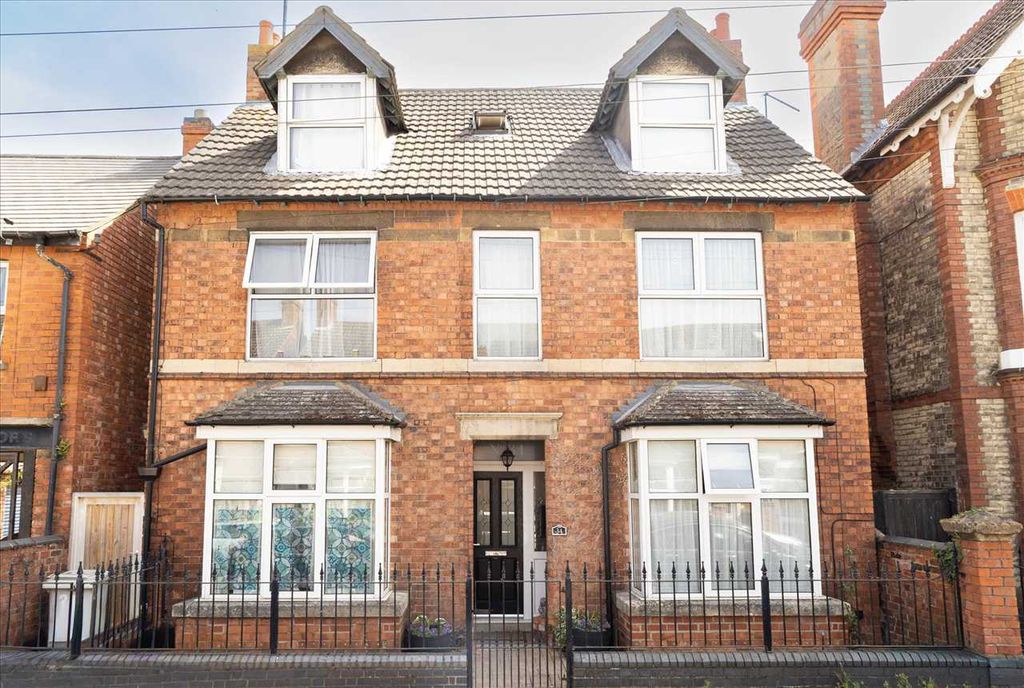 5 bed detached house for saleTennyson Road, Kettering NN16