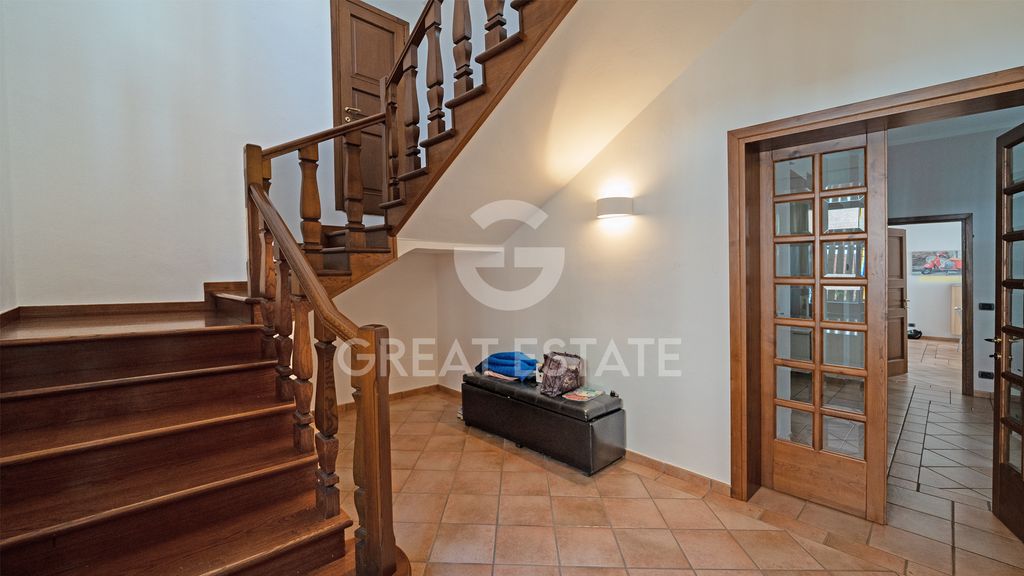 Property photo 2 of 47 Interiors