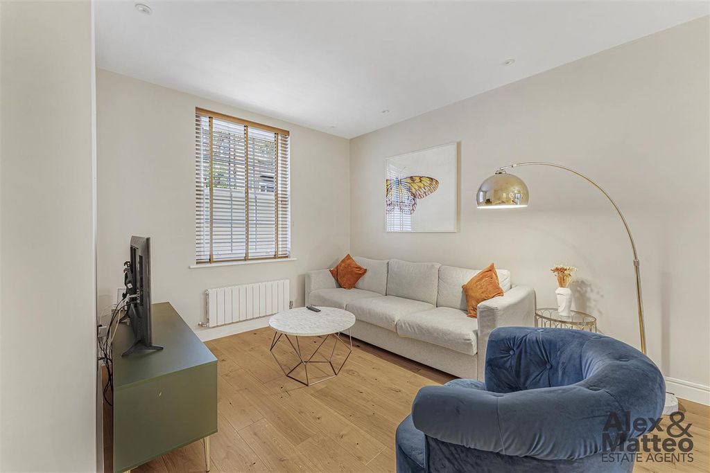 Property photo 2 of 19 Rotherhithe Street