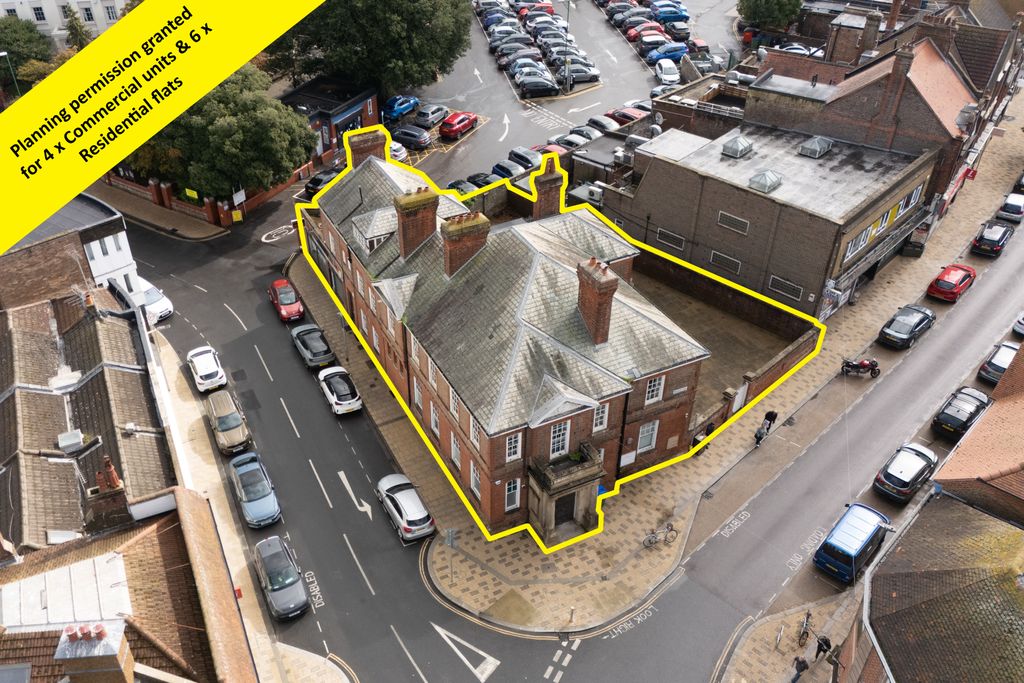 Property photo 1 of 32 1 Beach Road, Littlehampton, Bn17 5Hy
