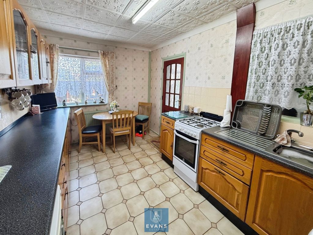 Property photo 2 of 11 Kitchen