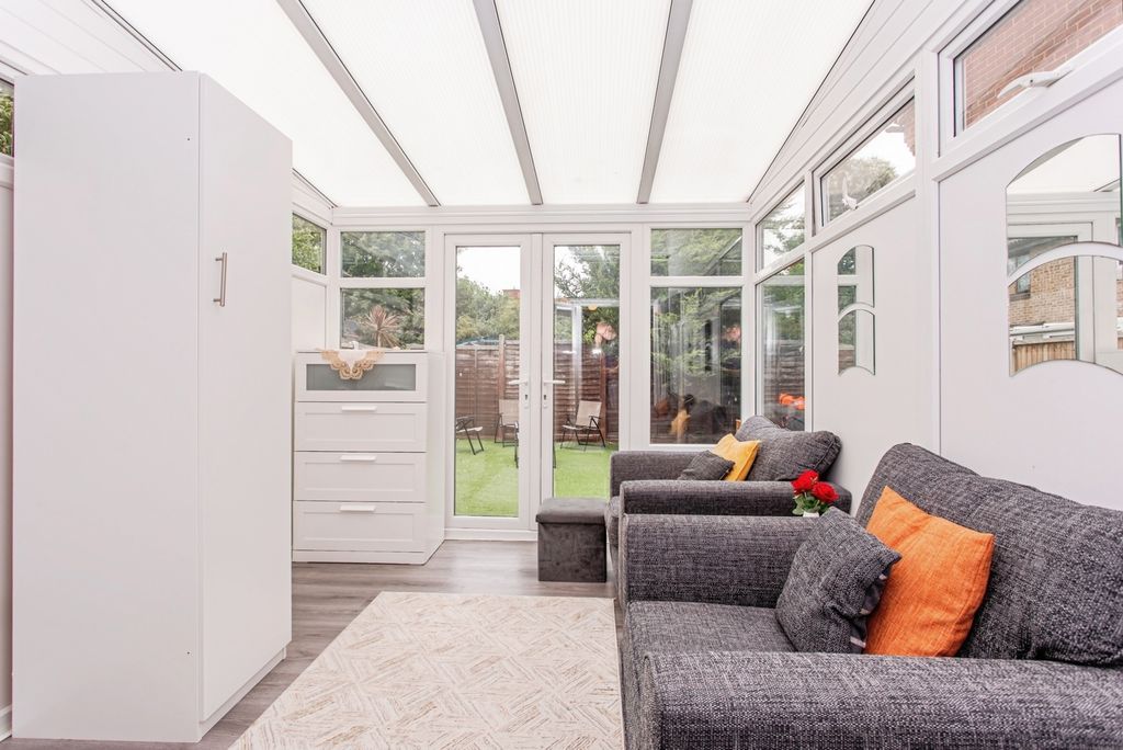 Property photo 3 of 17 Conservatory