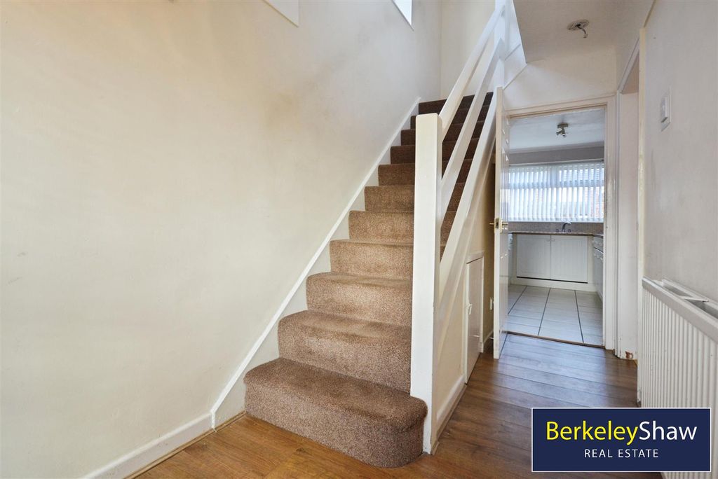 Property photo 2 of 18 Hallway