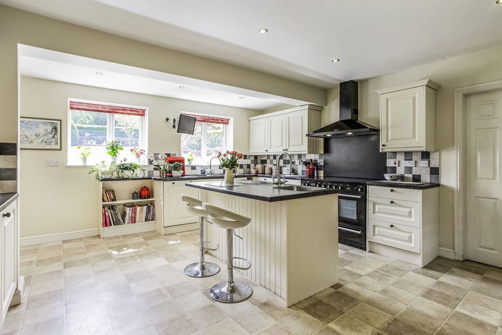 Property photo 3 of 91 73798Thepinkhousepyelane24Low