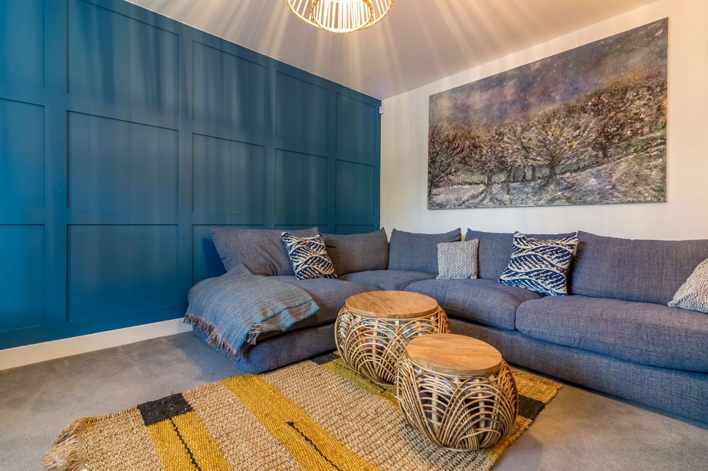 Property photo 3 of 20 Lounge