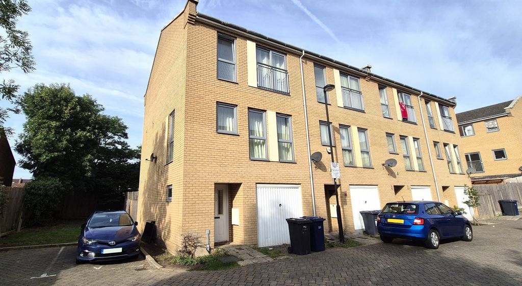 Property photo 1 of 14 4 Bedroom Town House