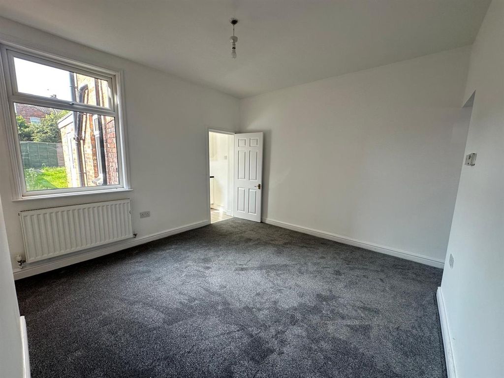 Property photo 3 of 18 Living Room