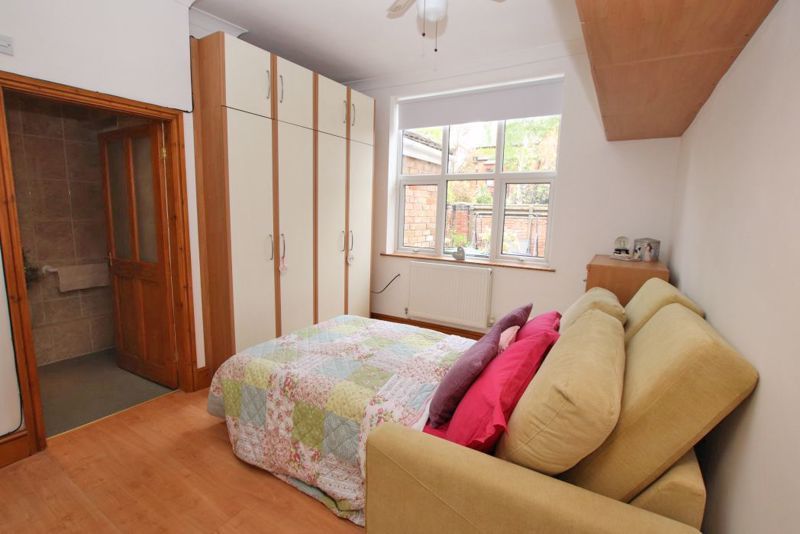 Property photo 3 of 11 Bed 1