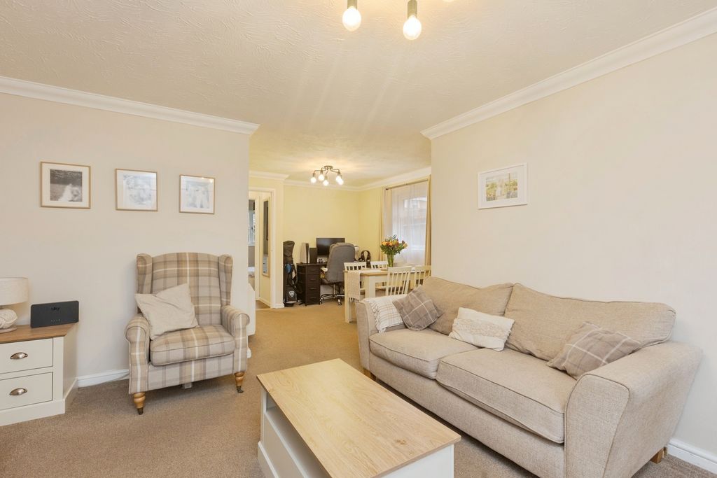 Property photo 3 of 15 Lounge