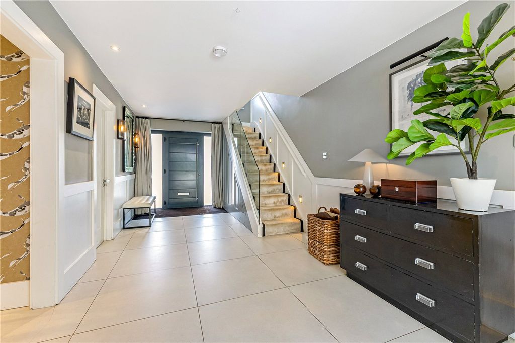 Property photo 2 of 22 Entrance Hall