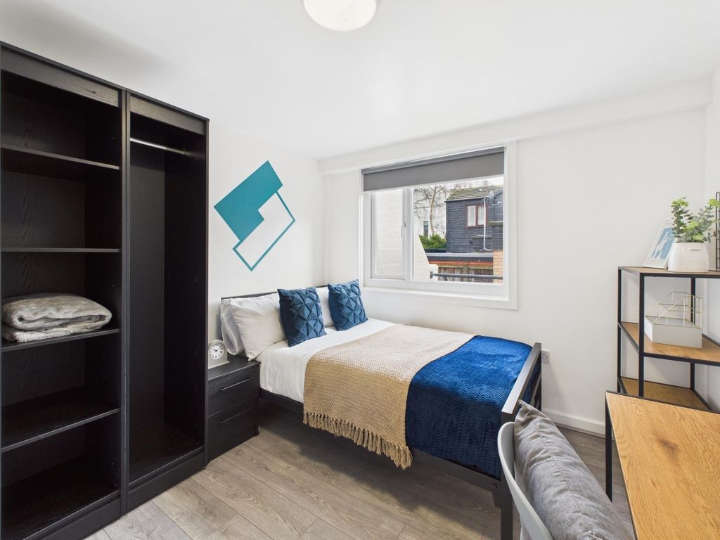 Property photo 3 of 13 Bright, Neatly Presented Bedroom With A Comfortabl...