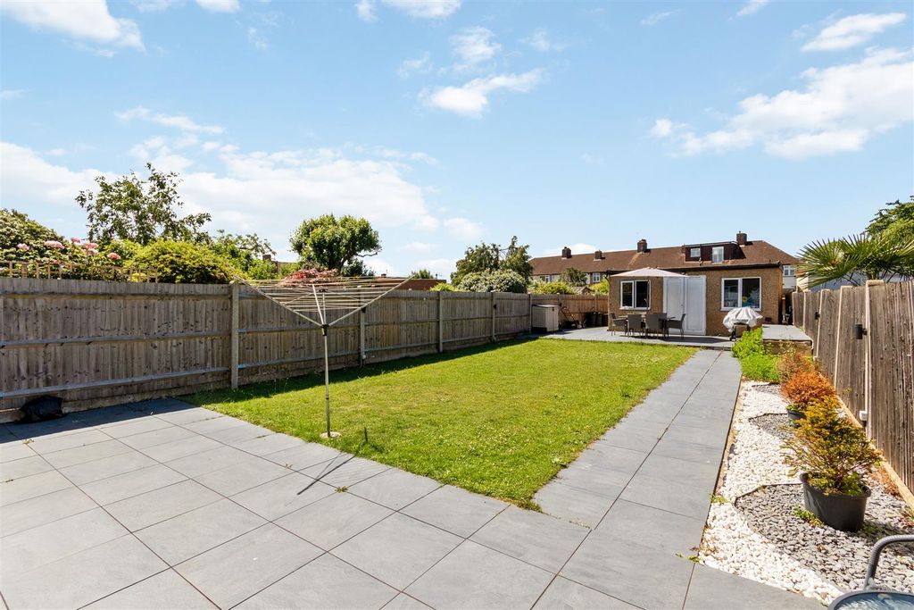 Property photo 2 of 12 Camborne Road