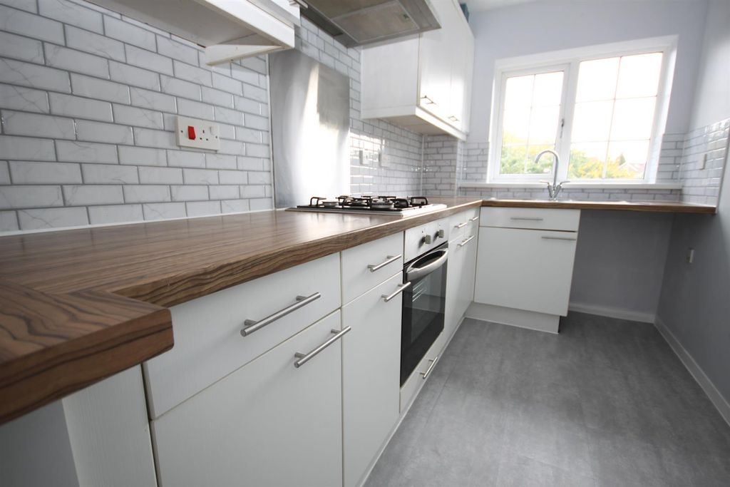 Property photo 3 of 10 Kitchen.Jpg