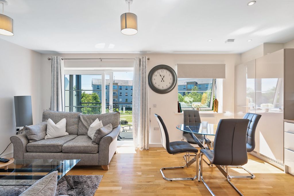 Property photo 3 of 19 Living Room