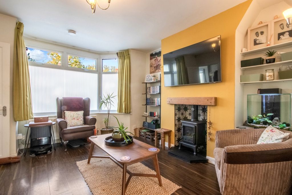 Property photo 3 of 20 Leslie-12