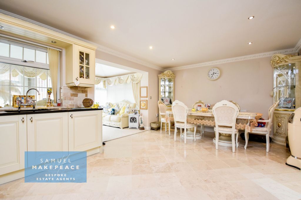 Property photo 2 of 31 Gallery