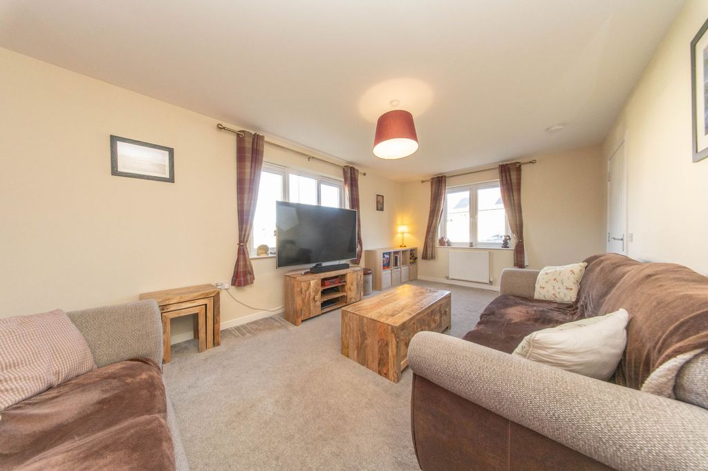 Property photo 2 of 33 Lounge