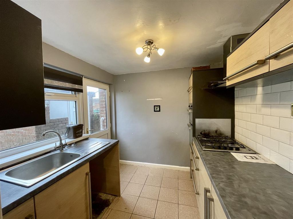 Property photo 3 of 11 Kitchen