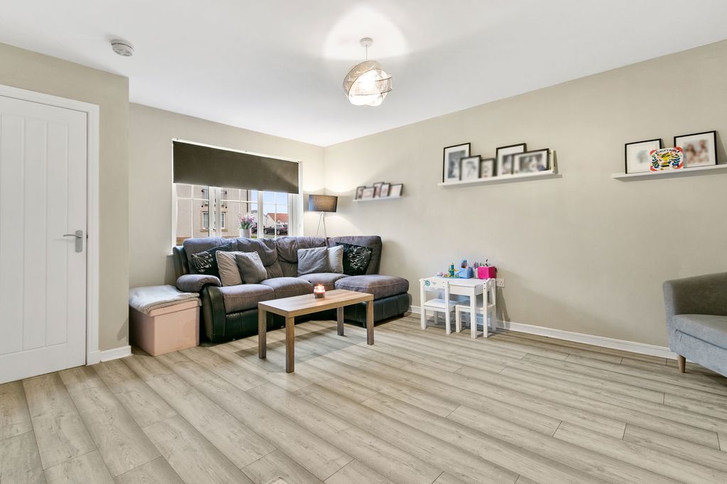 Property photo 3 of 23