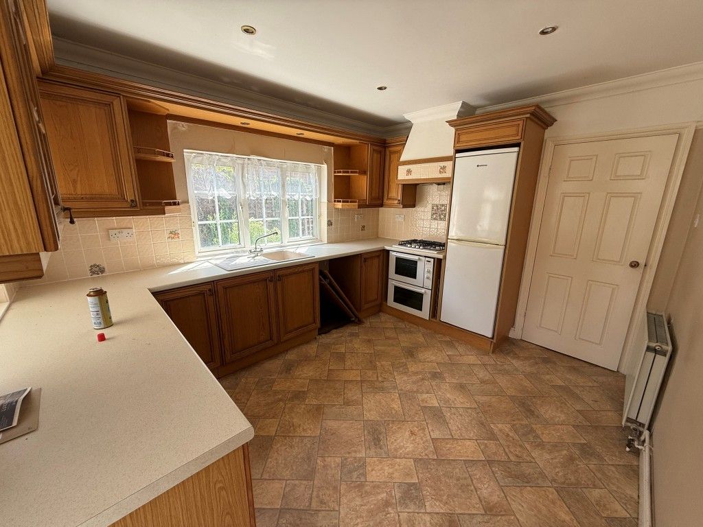 Property photo 3 of 11 Kitchen