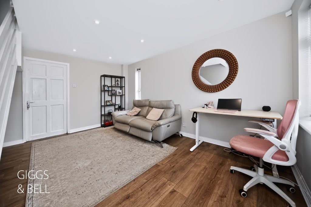 Property photo 2 of 18 5550981