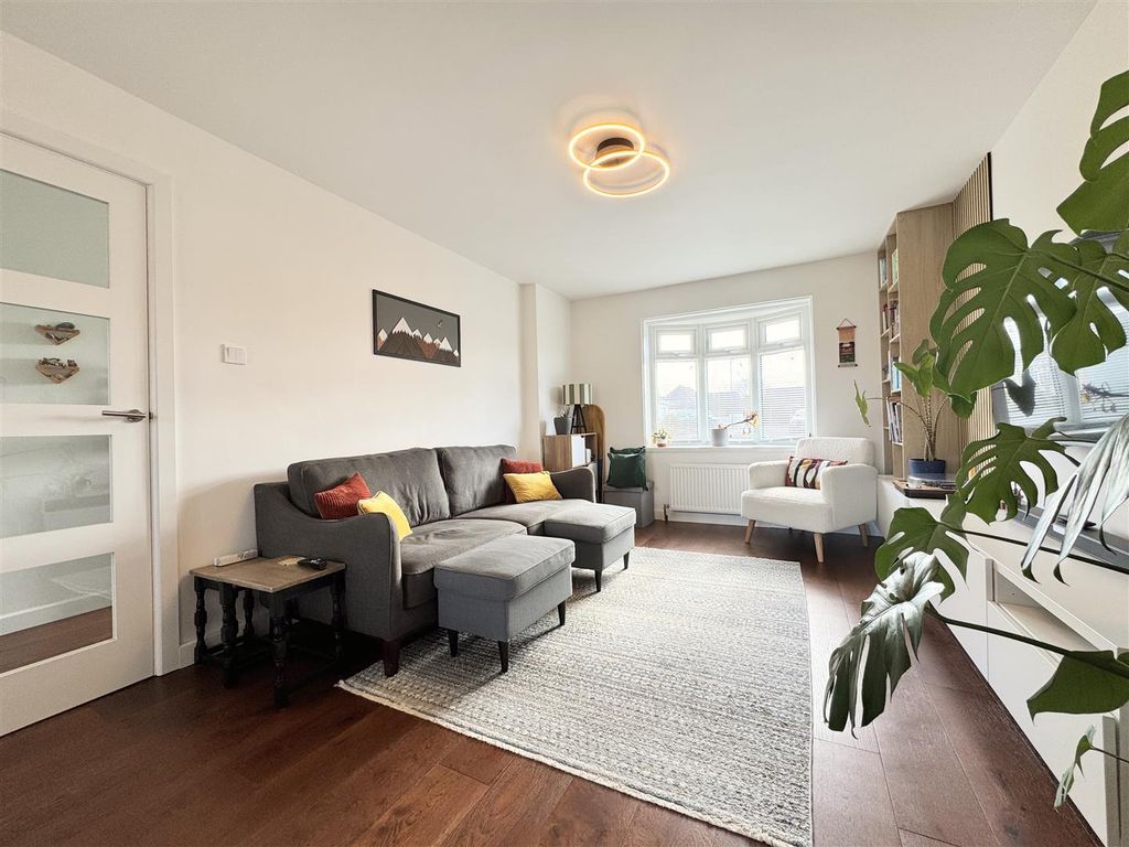 Property photo 3 of 25 Lounge