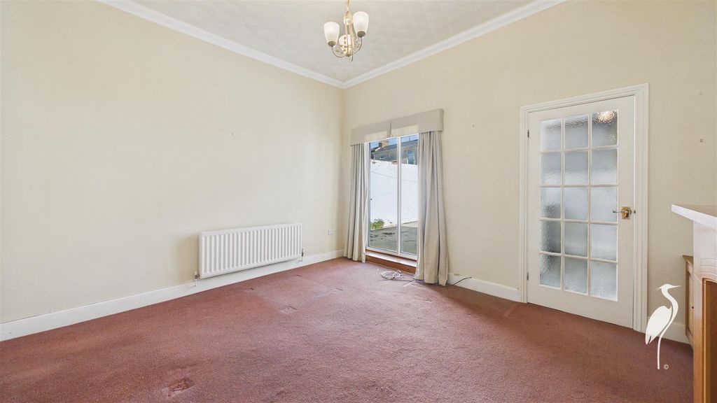 Property photo 3 of 13 Lounge