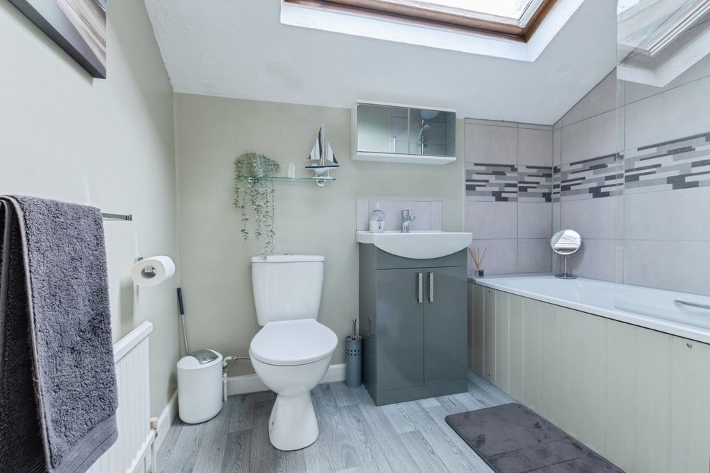 Property photo 2 of 15 Bathroom