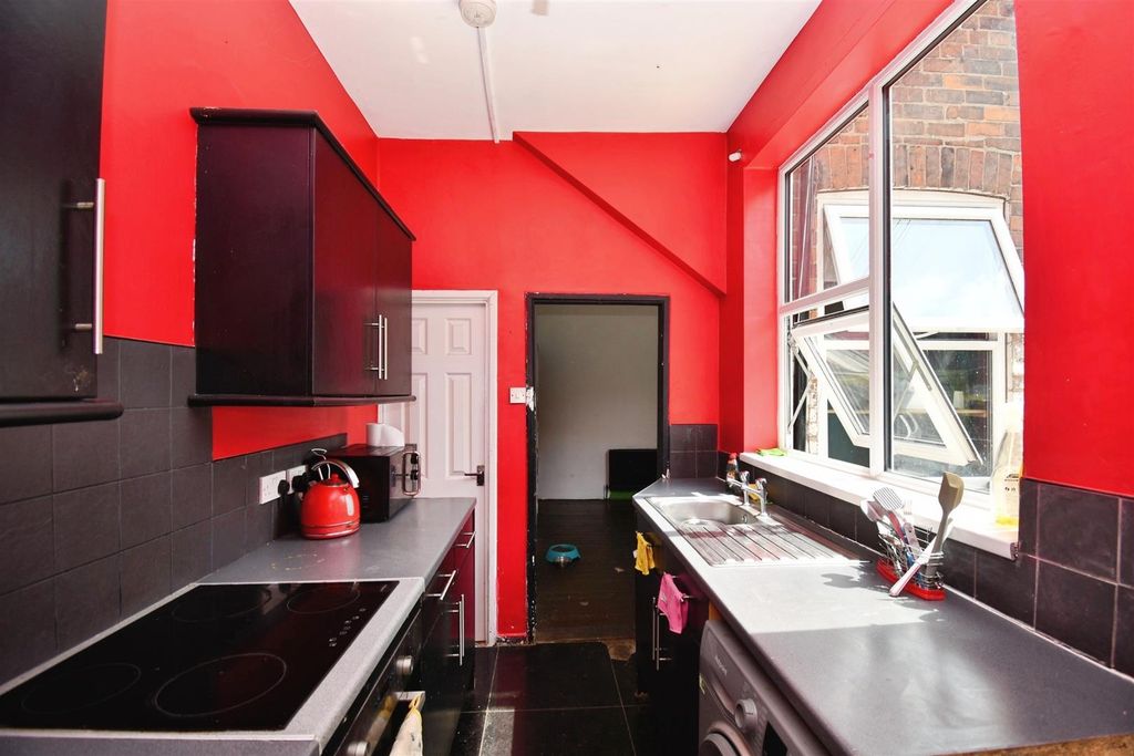 Property photo 3 of 10 Kitchen