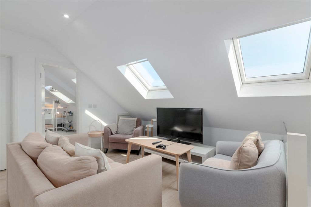 Property photo 3 of 10 Martin Way