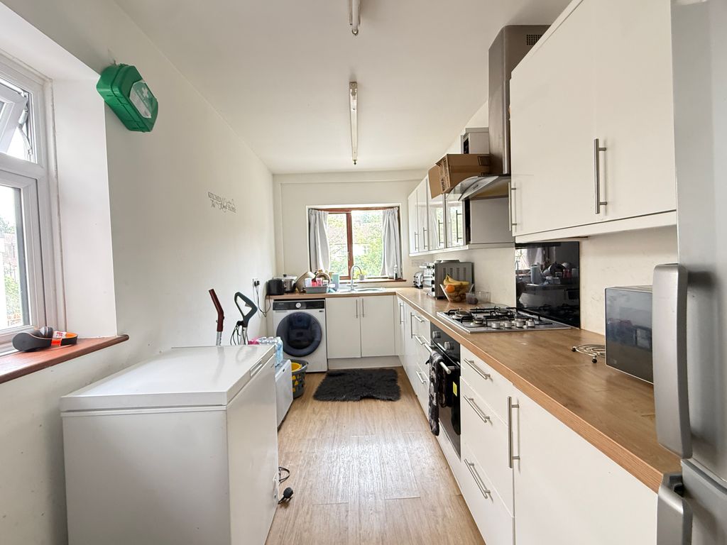 Property photo 3 of 9 Kitchen
