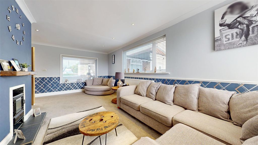 Property photo 3 of 27 Stuart Crescent Living Room