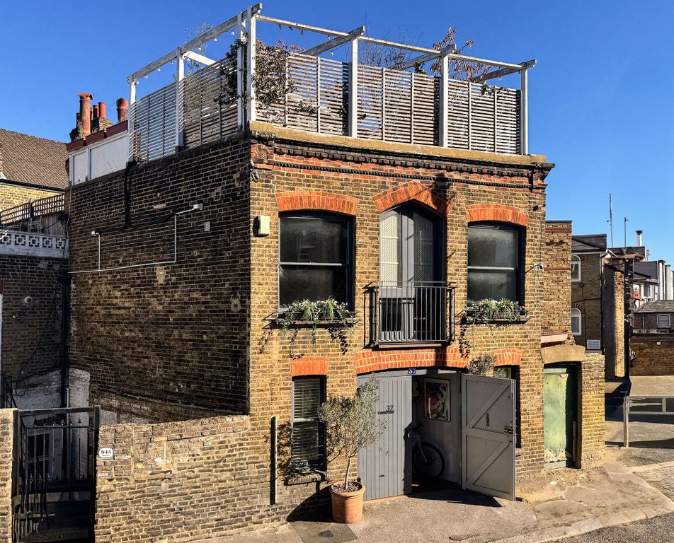 Property photo 1 of 32