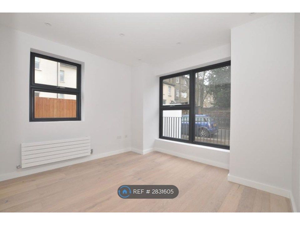 Property photo 3 of 9 Bed 1