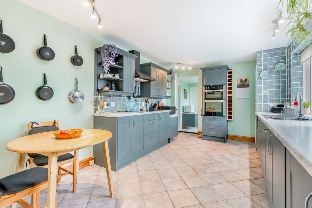 Property photo 2 of 31