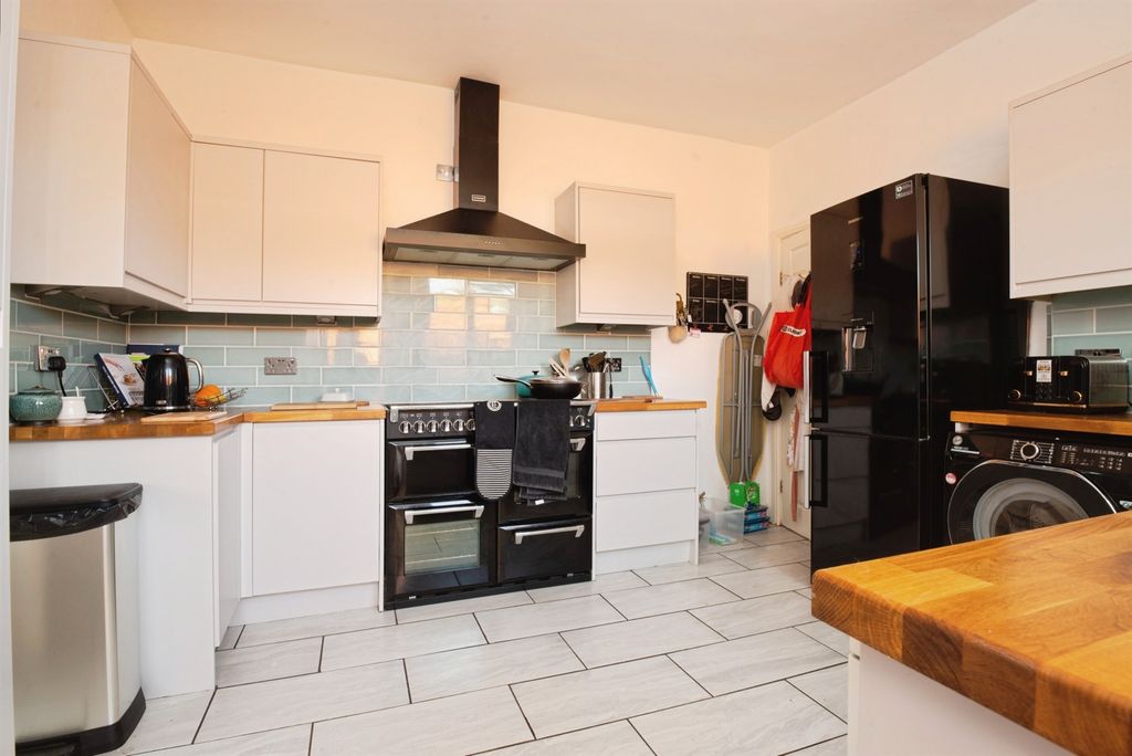 Property photo 2 of 27